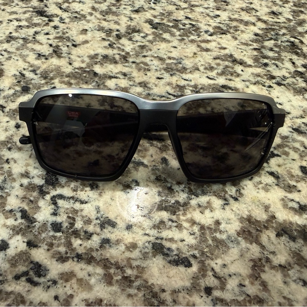 Oakley Men’s Parlay Sunglasses 
*PLEASE SEE DESCRIPTION*